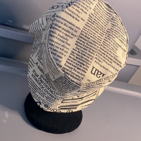 Newspaper bucket hat - Picture 4 of 5